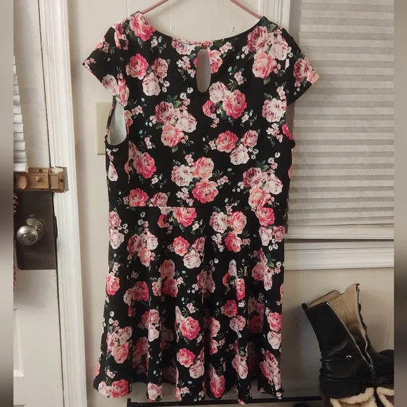 Plus Size Hot Topic Floral Skater Dress with Pink Roses - Picture 2 of 3